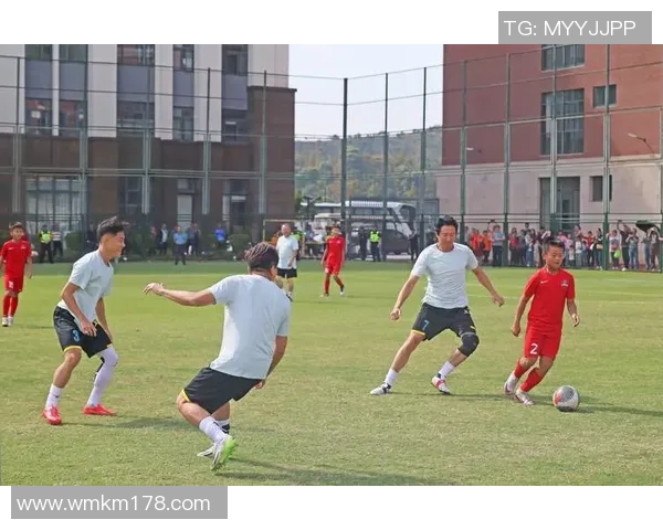 曾志伟与足球明星亲密合影展现友谊与激情的瞬间